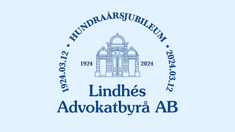 Jubileumsmärke med byråns portal och texten Hundraårsjubileum 1924.03.12 till 2024.03.12, Lindhés Advokatbyrå AB.